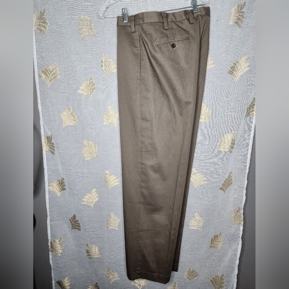 NWT Eddie Bauer Classic Fit Pants. Size 38x32 - Picture 10 of 11
